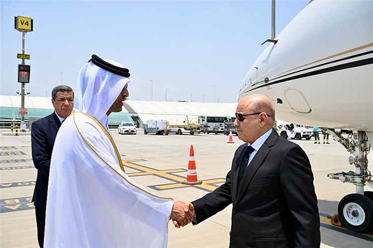 الرئيس العليمي يصل الدوحة لتقديم واجب العزاء بوفاة الشيخ حمد بن خليفة آل ثاني