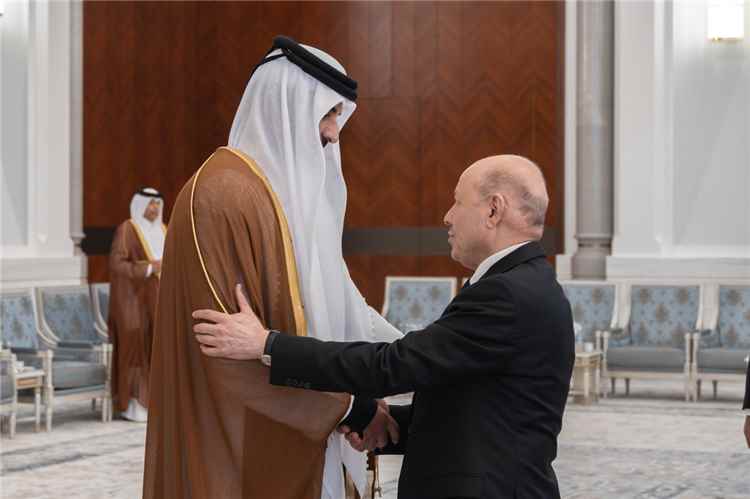 رئيس مجلس القيادة يقدم واجب العزاء لأمير دولة قطر بوفاة الأمير الوالد الشيخ حمد بن خليفة آل ثاني