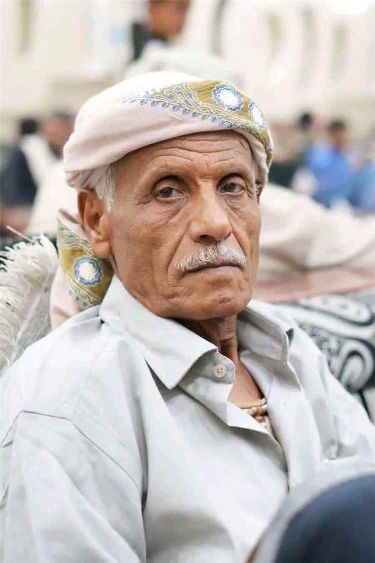 مدير عام مديرية يافع رُصُد يُعزّي الإعلامي راجح العمري في وفاة والده الشيخ عبدالرب ثابت العمري