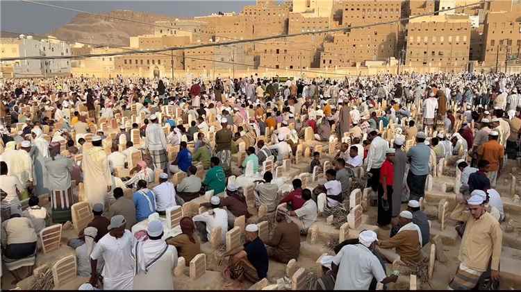 تشيع جثمان المفتي الشيخ علي سالم بكير باغيثان بجبانة تريم صباح اليوم الأربعاء ..