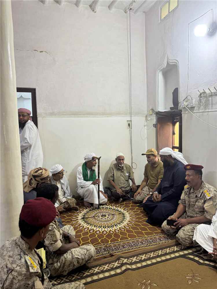 نيابةً عن قائد المنطقة العسكرية الأولى.. رئيس عمليات المنطقة يقدم واجب العزاء في وفاة العلامة علي سالم بكير باغيثان