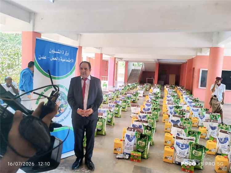 مؤسسة منى الرحمة الخيرية تدشن مشروع توزيع السلال الغذائية على الأسر المحتاجة في محافظة عدن