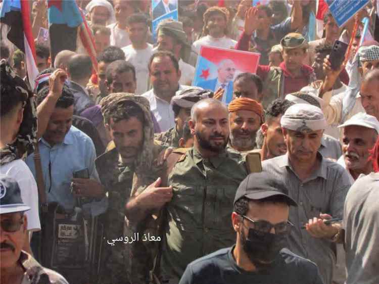 محافظ الضالع ينفي تبنيه أي مواقف سياسية خلال مشاركته في الوقفة أمام السلطة المحلية