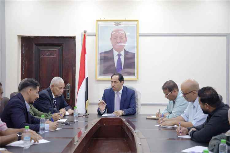 وزير الشباب والرياضة يلتقي الإدارة الجديدة لنادي الروضة بعدن