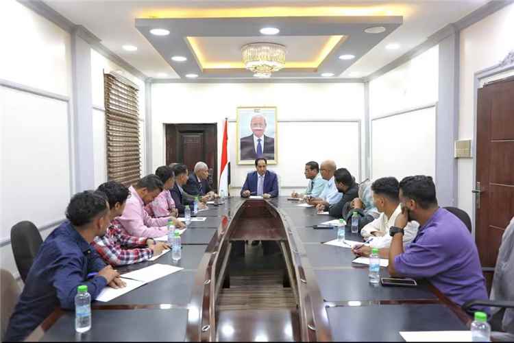 وزير الشباب والرياضة يلتقي اللجنة الإدارية المؤقتة لنادي الروضة الرياضي