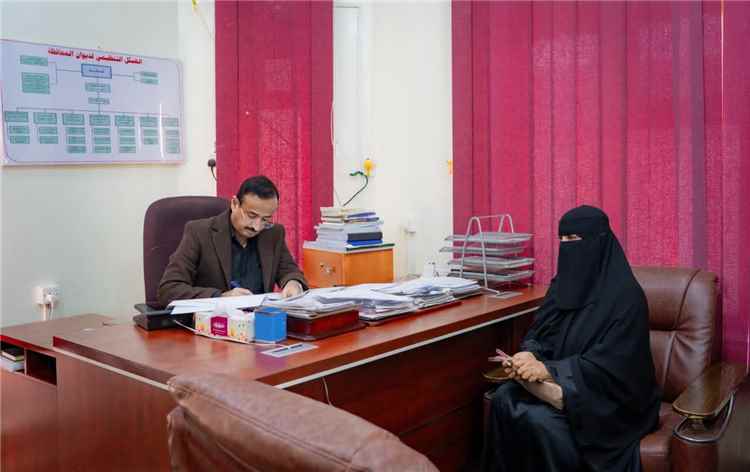محافظ شبوة يؤكد اهتمام السلطة المحلية بتعزيز دور المرأة ويطلع على الانشطة الشبابية والرياضة