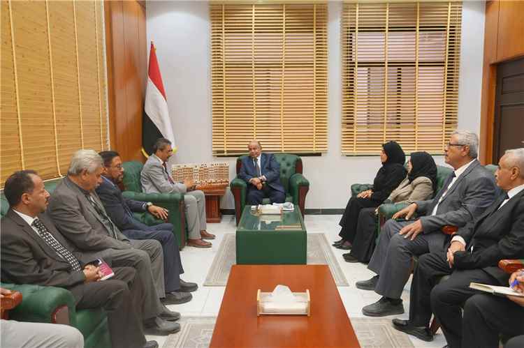 الخنبشي يبحث مع وزير الثقافة والسياحة سبل تنشيط القطاع السياحي وتعزيز الحراك الثقافي في حضرموت