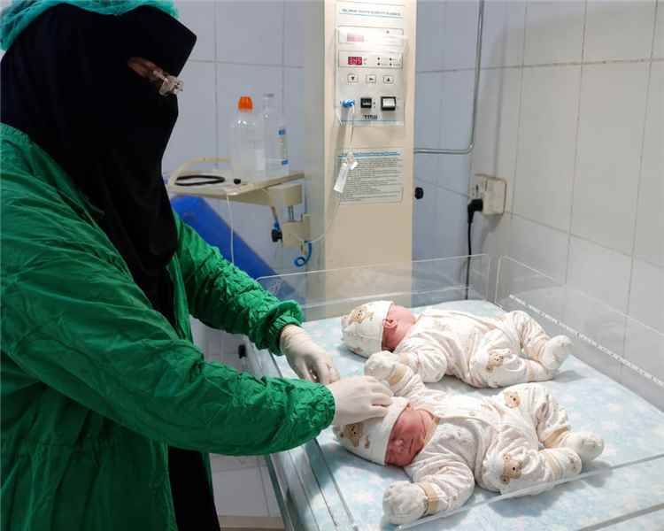 مستشفى أحور العام ينجح في ولادة توأم إناث بعملية قيصرية طارئة ويواصل تسجيل إنجازاته الطبية
