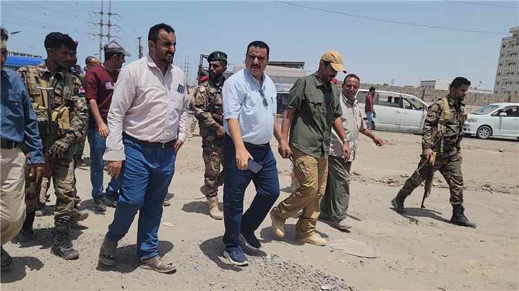 مدير عام البريقة يؤكد اهتمام السلطة المحلية بنظافة وفتح الشوارع المغلقة