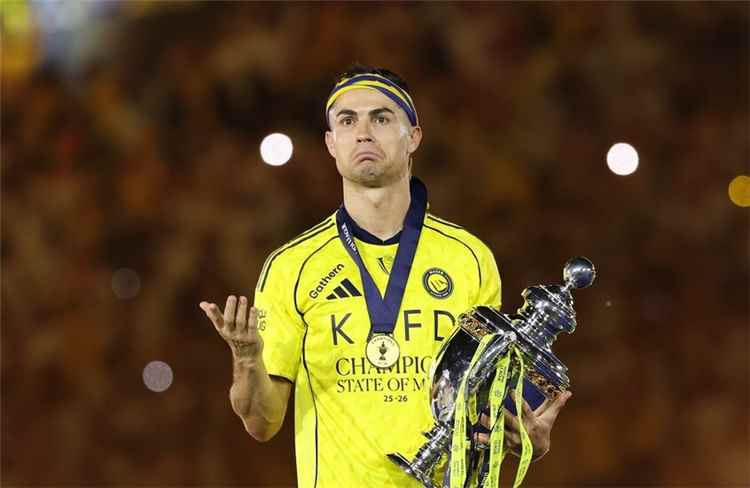 حساب الكرة الذهبية «Ballon d’Or» يطرح سؤالا مثيرا للجدل مع صورة رونالدو بقميص النصر السعودي