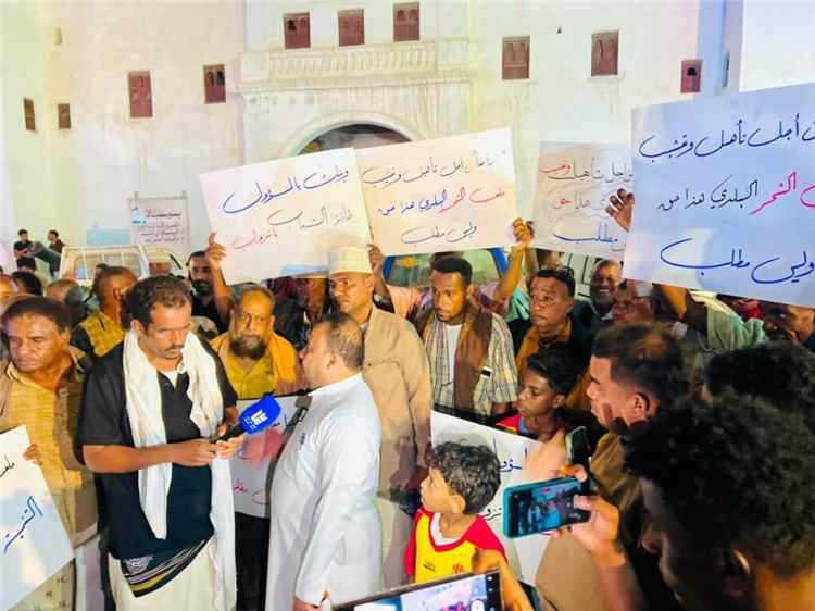وقفة احتجاجية في الشحر للمطالبة بسرعة تأهيل وتعشيب ملعب الشاحت