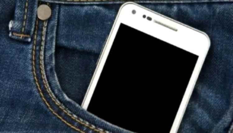 خبراء يحذرون : وضع الهاتف في جيب البنطال يسبب العقم ومخاطر أخرى.. فما هي البدائل؟