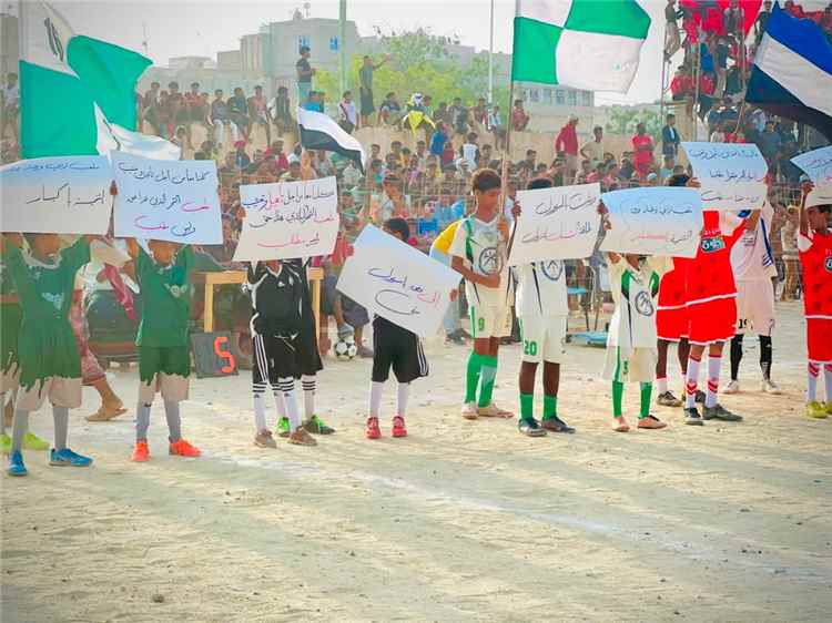 8 سنوات من الانتظار.. رياضيو الشحر يجددون نداء تعشيب ملعب الشاحت
