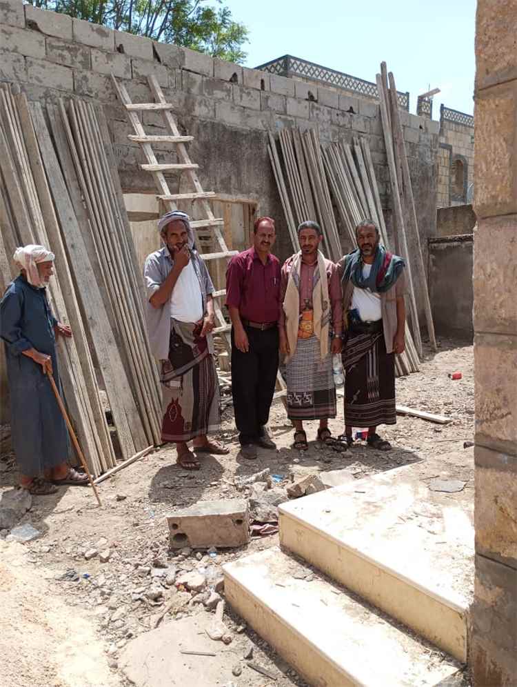 مدير مكتب التربية بالشمايتين يتفقد أعمال ترميم ثلاثة فصول دراسية بمدرسة الشهيد عبدالعزيز عبدالغني بمنطقة الرجاعية