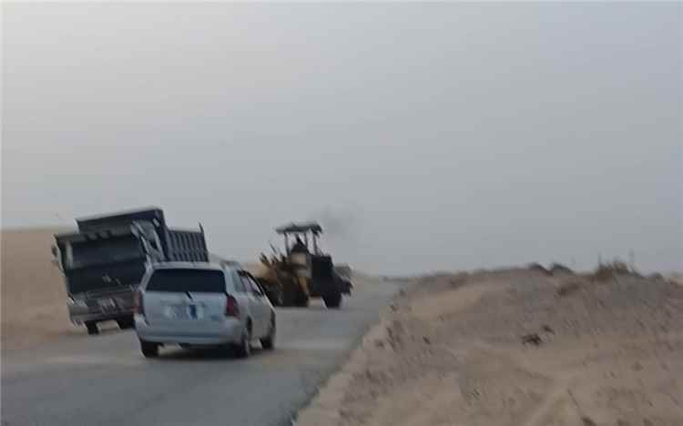 مدير إعلام رضوم: استمرار أعمال إزالة الرمال الزاحفة من الطريق الدولي عتق - المكلا بمنطقة النشيمة