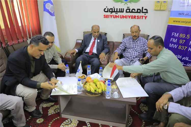 جامعة سيئون وإذاعة سيئون توقعان اتفاقية شراكة استراتيجية لتعزيز التعاون الإعلامي والأكاديمي