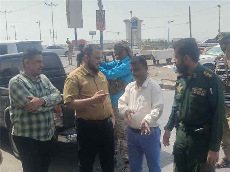 مدير عام المنصورة يشرف ميدانيًا على حملة لتنظيف مصارف مياه الأمطار ورفع المخلفات