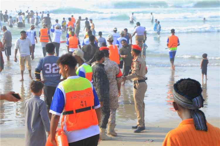 خفر السواحل بحضرموت تتمكن من إنقاذ 7 حالات غرق بسواحل المكلا في سابع أيام نجم البلدة