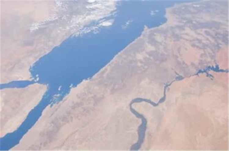 رويترز : الحوثيون يحذرون شركات الشحن من التحميل أو التفريغ بموانئ السعودية