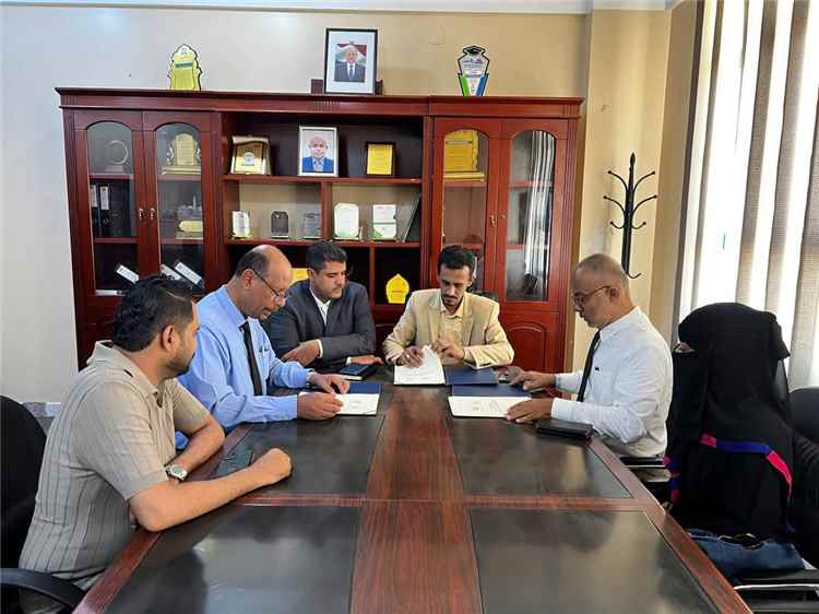 وكيلا حضرموت الجيلاني وبن خوار يشهدان توقيع مذكرة تفاهم بين صندوق النظافة والتحسين ومديرية مدينة المكلا