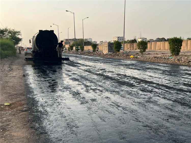بدء رش مادة (MC) تمهيدًا لسفلتة طريق دار سعد – الحوطة