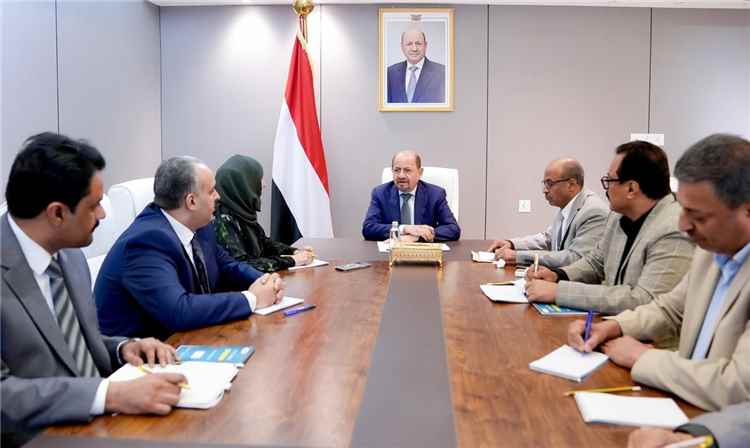 رئيس الوزراء يترأس في عدن اجتماع اللجنة العليا لتسويق النفط