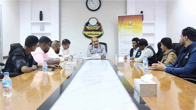مدير تربية ساحل حضرموت يناقش مع منظمة “رحمة حول العالم” احتياجات العام الدراسي الجديد