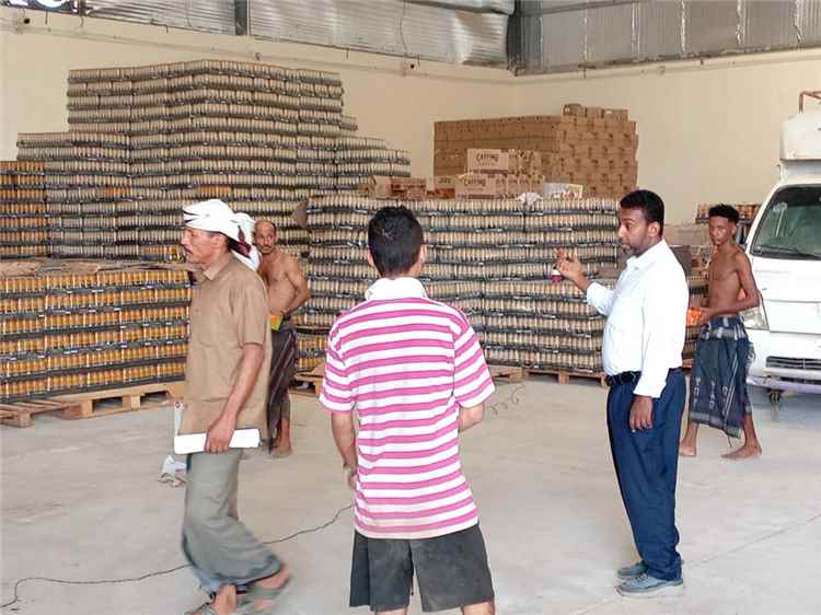 مدير مكتب الصناعة والتجارة بساحل حضرموت يتفقد عددًا من المخازن والمستودعات