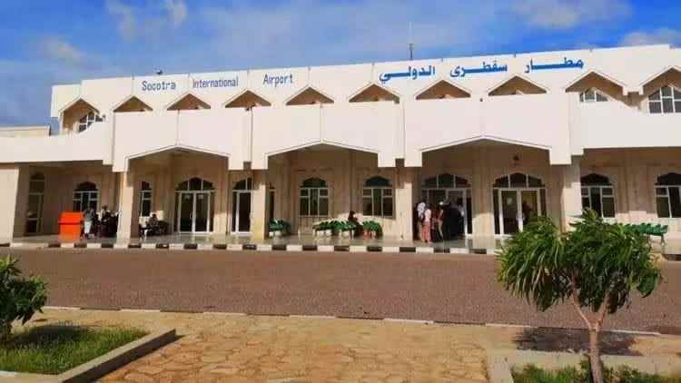 وزير النقل يوجه بتشكيل لجنة للنزول إلى مطار سقطرى والوقوف على مطالب الموظفين