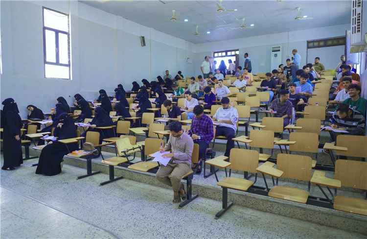 ارتياح طلابي لسير امتحانات كلية العلوم الإدارية بجامعة عدن