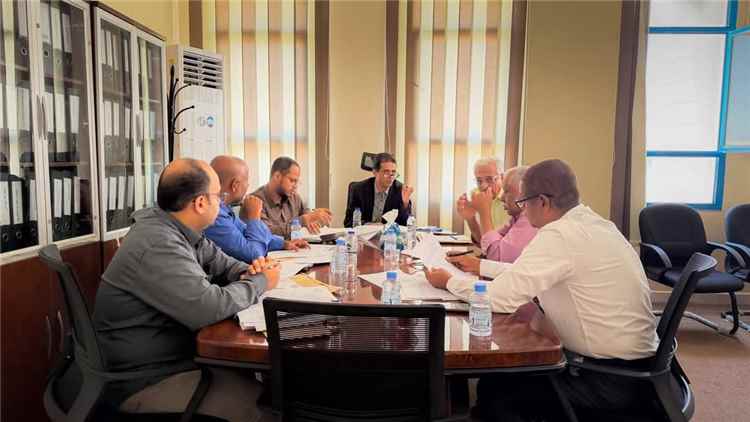 لجنة مراجعة أوضاع متعاقدي تربية ساحل حضرموت برئاسة الوكيل العطاس تبحث سبل تحسين الجوانب الإدارية والمالية