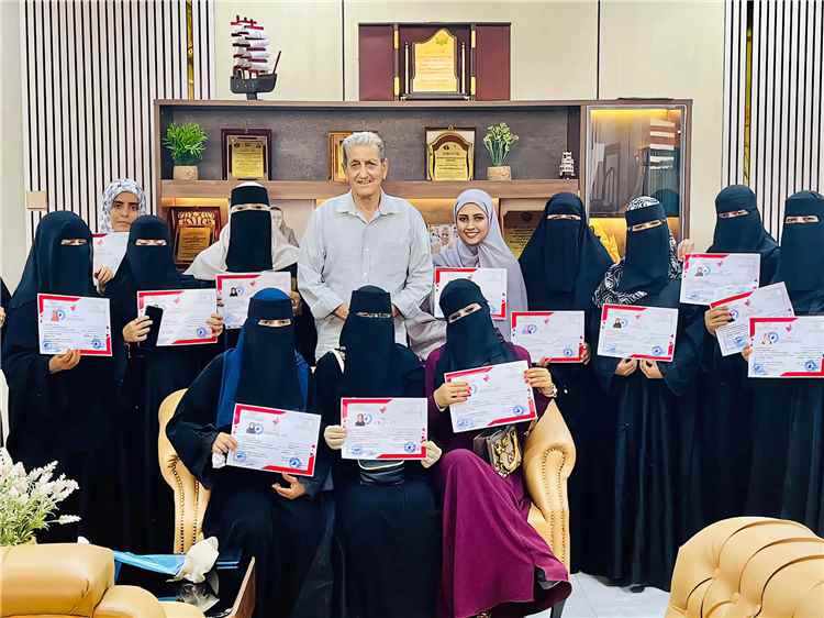 مكتب الصناعة والتجارة بعدن يوزع شهادات التخرج لـ 16 كادراً نسائياً في التقارير الإدارية