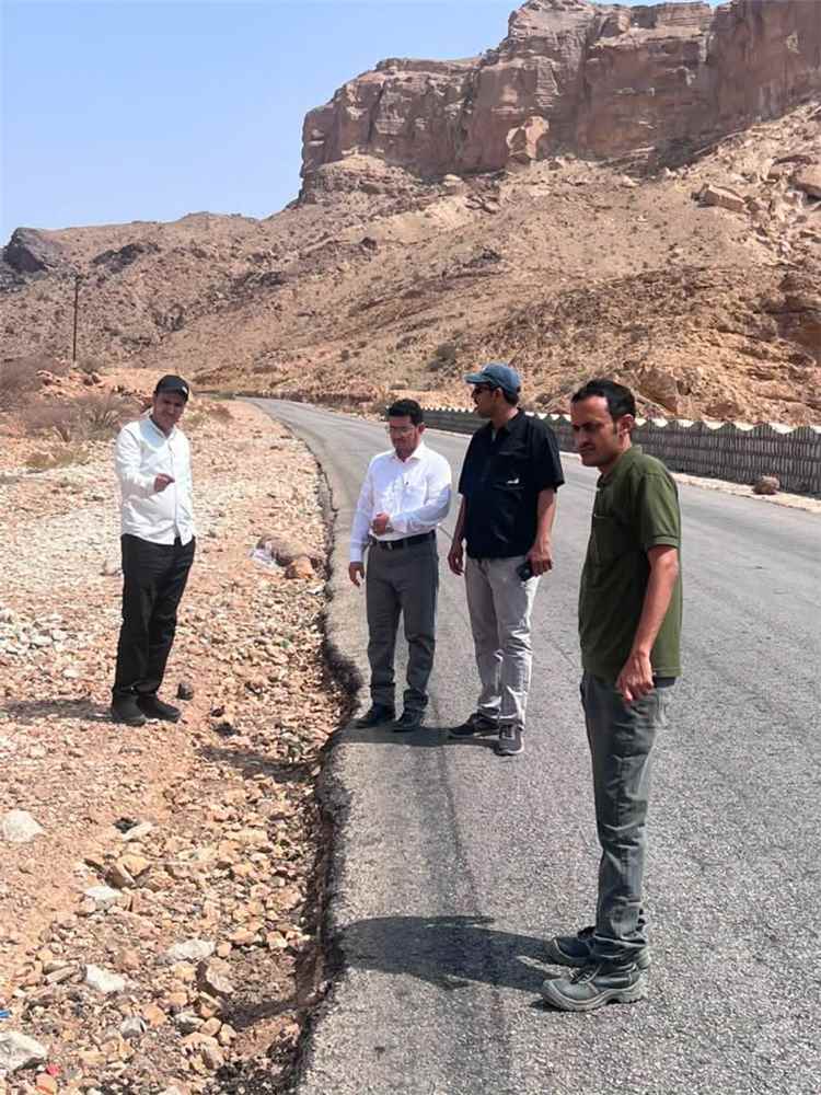 مؤسسة الطرق وصندوق صيانة الطرق بشبوة ينفذان نزولًا ميدانيًا لحصر الأضرار وتحديد المعالجات في طريق عتق – النقبة
