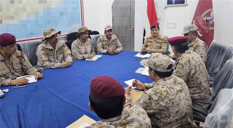 وزير الدفاع يترأس اجتماعا عسكريا للوقوف على تطورات الأوضاع الميدانية