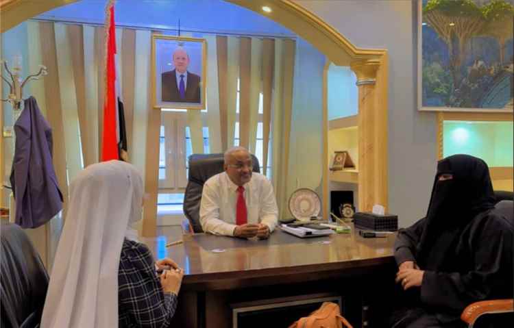 وزير الإدارة المحلية يبحث مع مديرة تنمية المرأة بالمهرة تعزيز دور المرأة في التنمية
