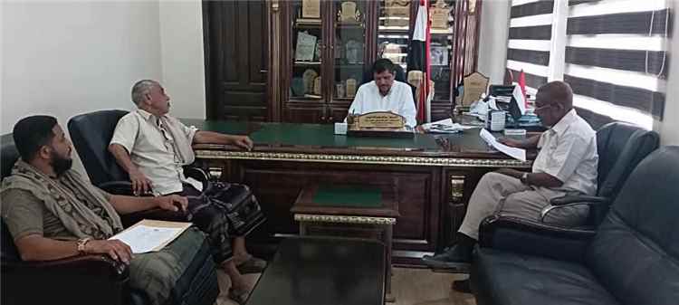 أمين عام محلي المهرة يناقش مع قيادة مكتب الصحة زيادة حوافز العاملين الصحيين بمستشفى سيحوت العام