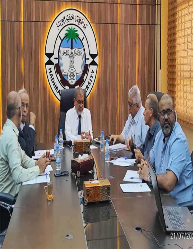 جامعة حضرموت تقرّ كتابًا توثيقيًا عن الذكرى السبعين للعلاقات اليمنية الصينية، وتستكمل تحضيرات المعرض الفني