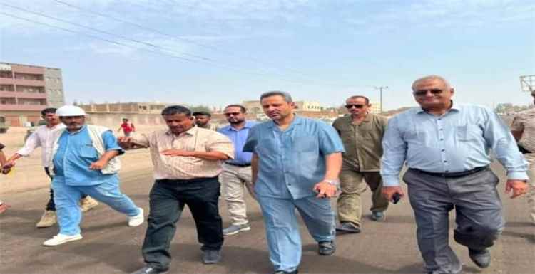 محافظ لحج "مراد الحالمي" يدشن أعمال سفلتة طريق (الحوطة - نوبة دكيم) ضمن مشروع الصيانة الروتينية