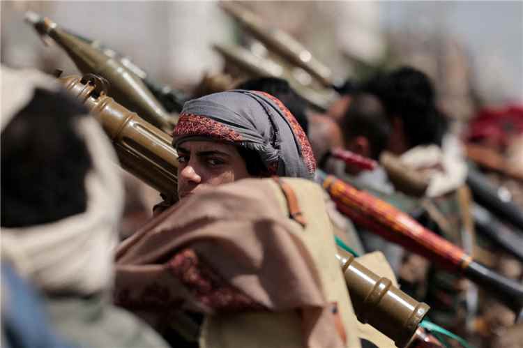رويترز : إيران أرسلت قيادات من الحرس الثوري وعتاد صواريخ للحوثيين على