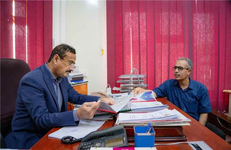 المحافظ بن الوزير يطّلع على تقارير الإنجاز وخطة الأولويات التنموية لمديرية عتق