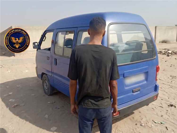 قوات طوق العاصمة عدن تضبط باصا مسروقا في منفذ العلم الأمني بعد لحظات من سرقته