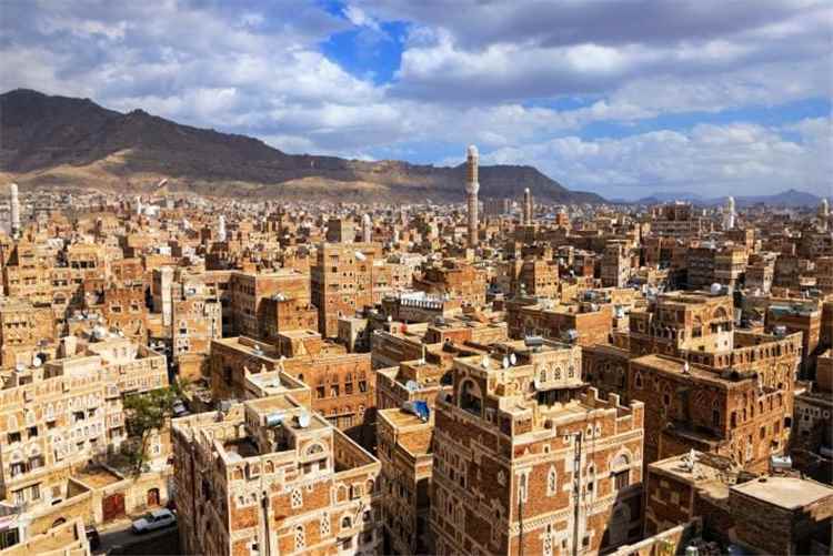اعتقال شيخ قبلي في صنعاء بعد مداهمة منزله بقوة أمنية حوثية