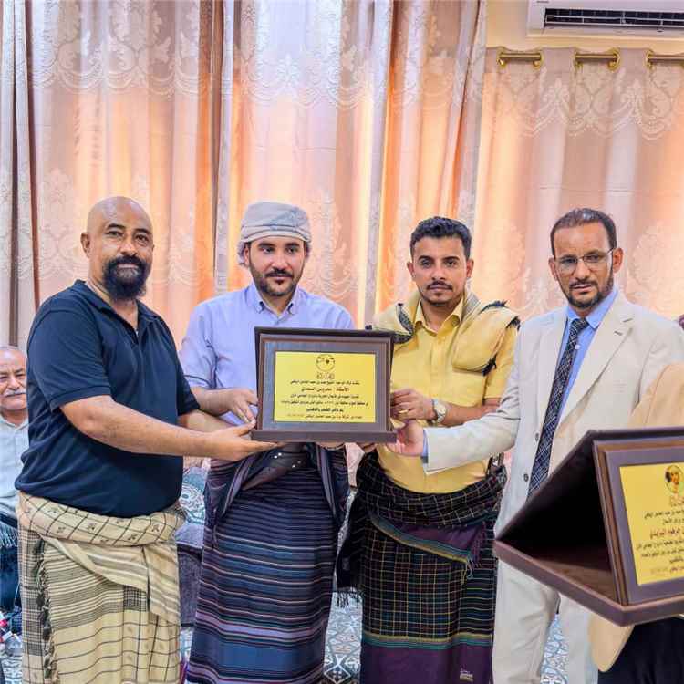 تكريم الشيخ نايف جرهوم وفريقه تقديراً لجهودهم الانسانية وإنجاح مشروع الزواج الجماعي الأول في لحج وأبين