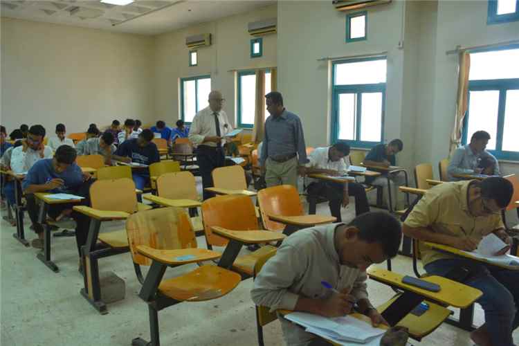 نائب رئيس جامعة حضرموت يدشن اختبارات المفاضلة بتنسيق 2688 طالبًا
