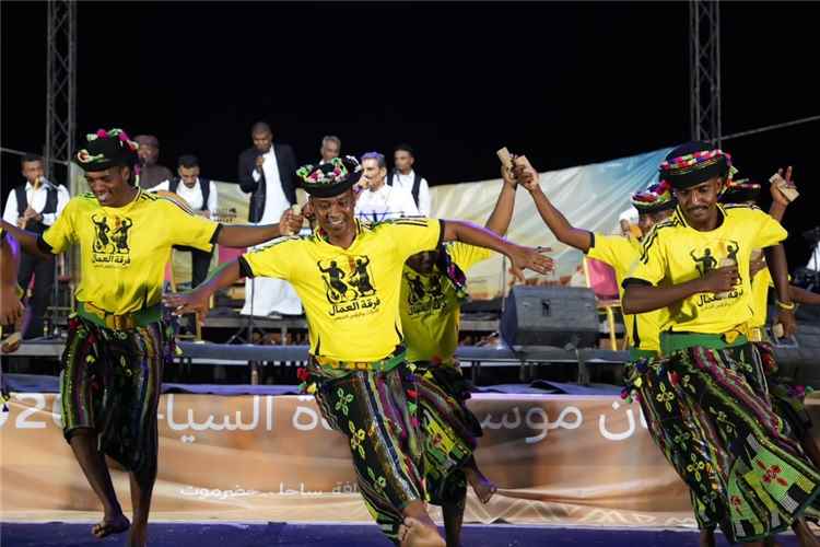 عضو مجلس القيادة الخنبشي يشارك أبناء حضرموت جانبا من فعاليات مهرجان موسم البلدة السياحي