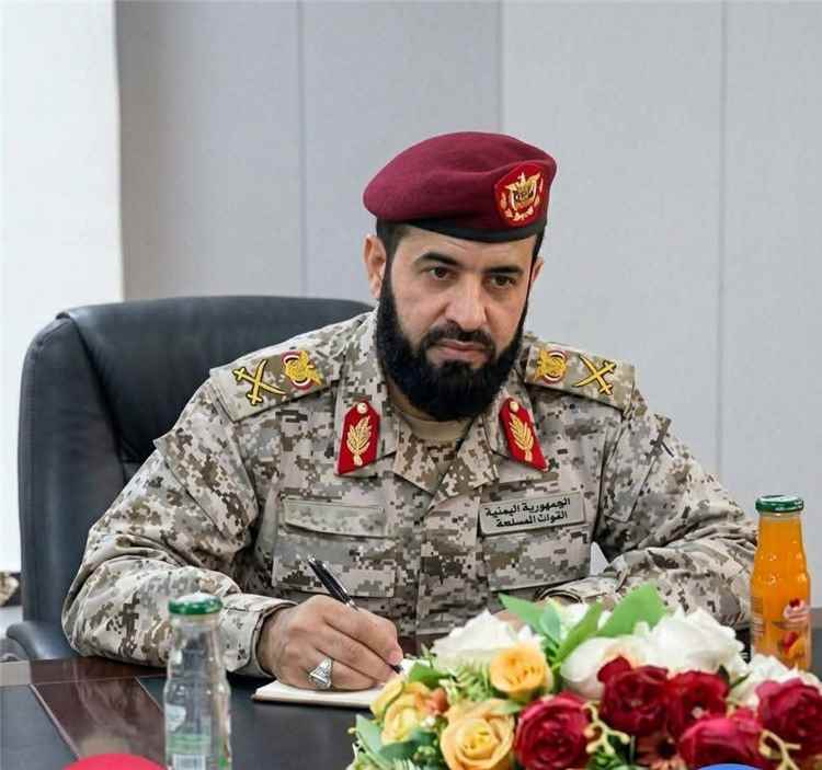 العميد يوسف العاقل يهنئ اللواء د. مختار الرباش بتعيينه قائداً لمحور أبين وترقيته إلى رتبة لواء