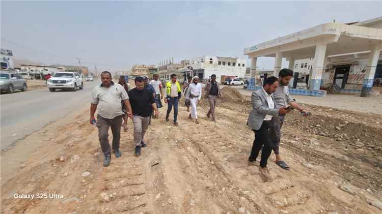 مدير عام مكتب الأشغال العامة بشبوة يتفقد سير العمل في مشروع تأهيل وتوسعة الشارع الرئيسي بمدينة عزان