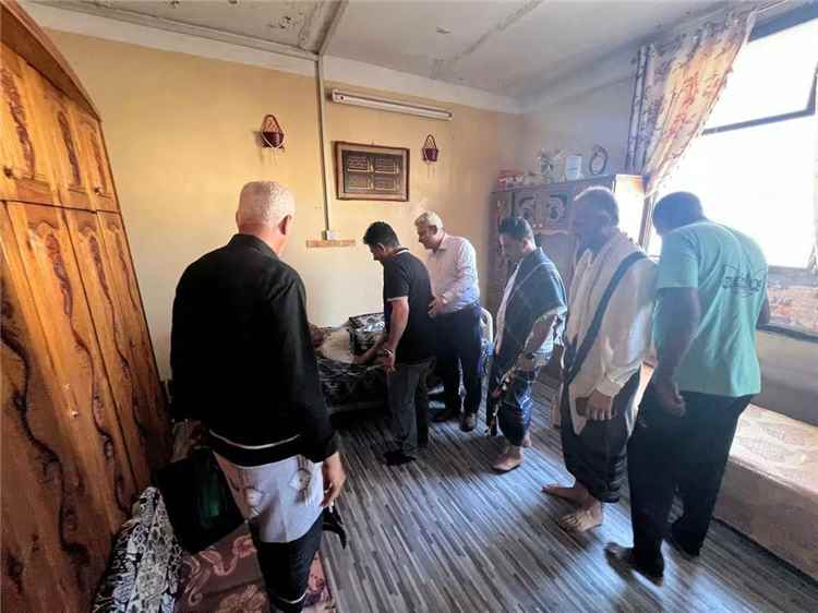 عمادة كلية التربية الرياضية بعدن تتطمئن على صحة الأساتذة مصطفى سعيد ومحمد البيضاني