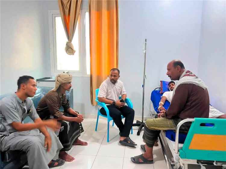 الوكيل المساعد باعلوي يطمئن على المواطن محمد بن خميس ويدين الاعتداء عليه ويشيد بإجراءات ملاحقة الجناة في أبين