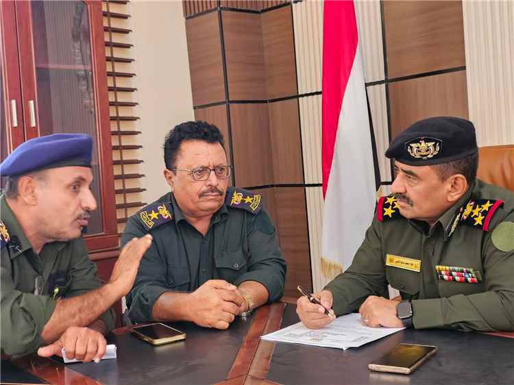 مدير عام شرطة شبوة يناقش الأوضاع الأمنية والخدمية بميفعة ويشدد على رفع مستوى الجاهزية الأمنية